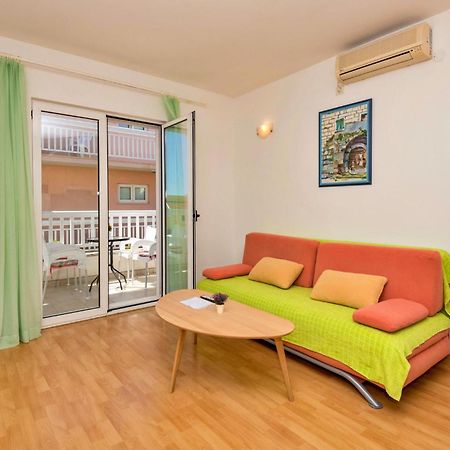 Lovely Apartment In Makarska With Kitchen ภายนอก รูปภาพ