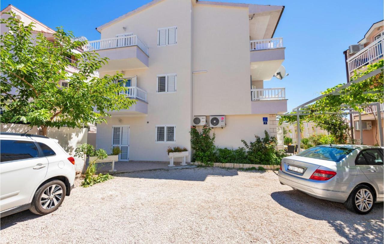 Lovely Apartment In Makarska With Kitchen ภายนอก รูปภาพ