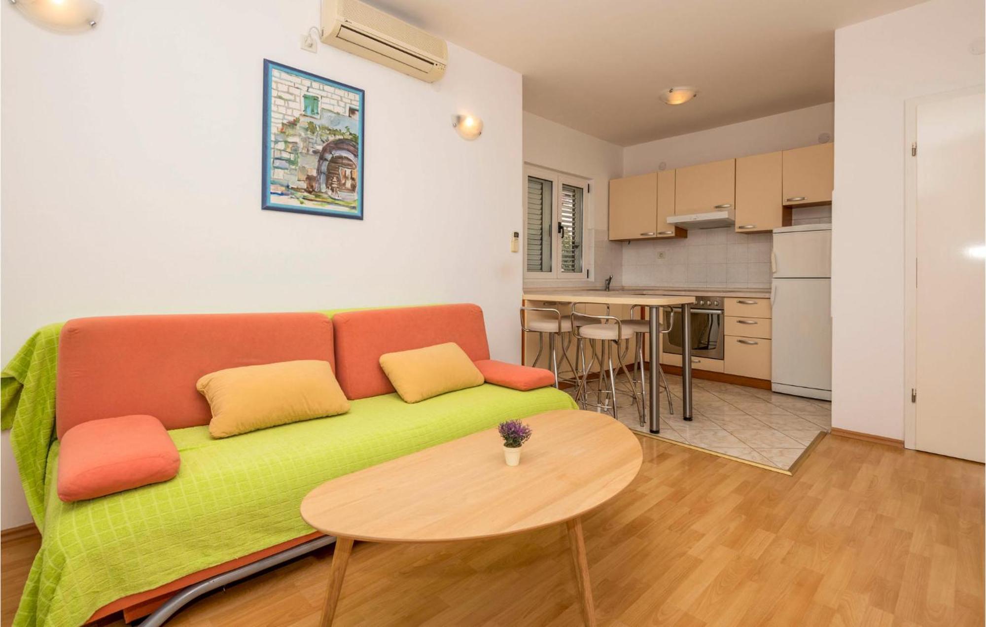Lovely Apartment In Makarska With Kitchen ภายนอก รูปภาพ