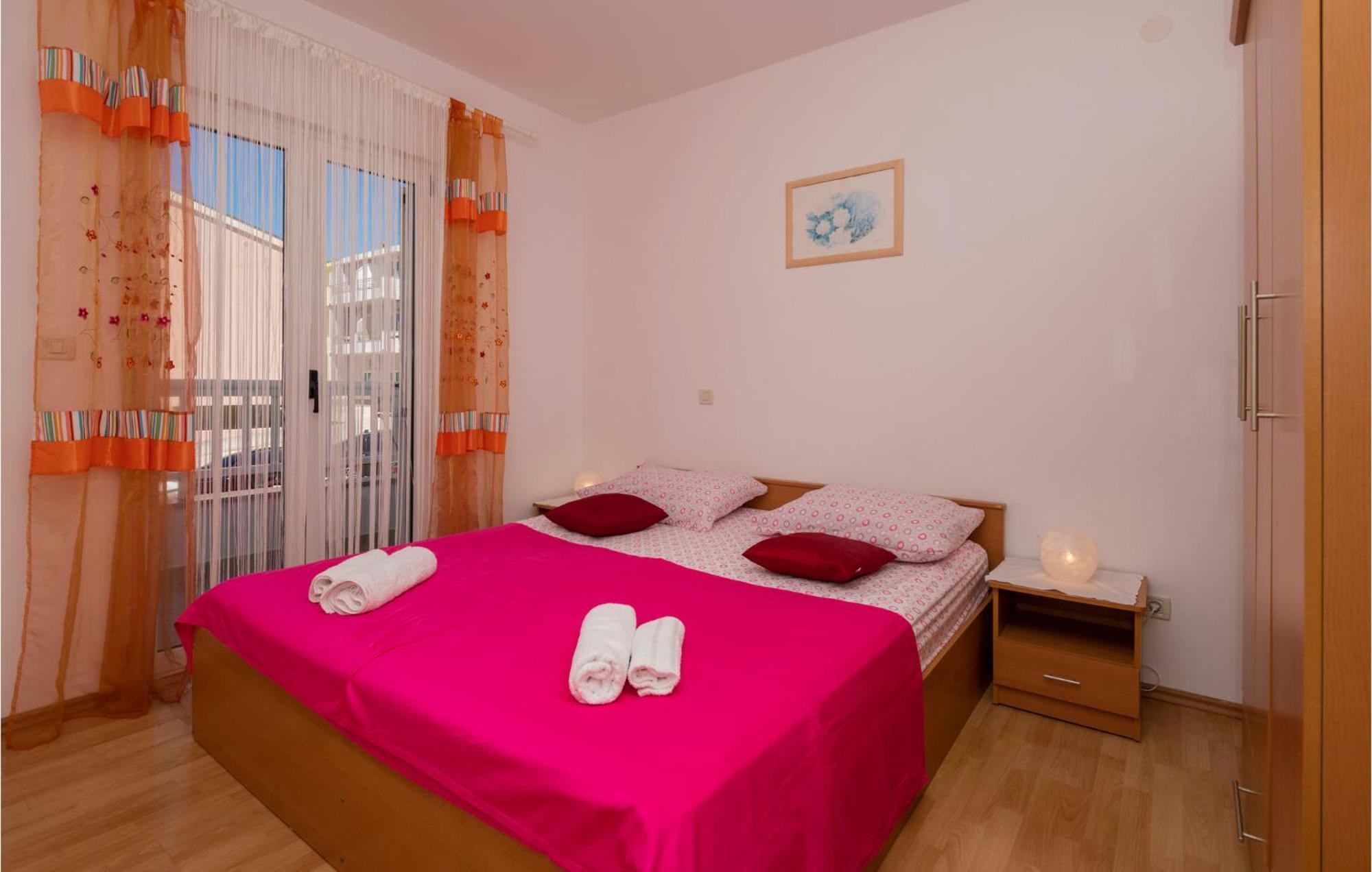 Lovely Apartment In Makarska With Kitchen ภายนอก รูปภาพ