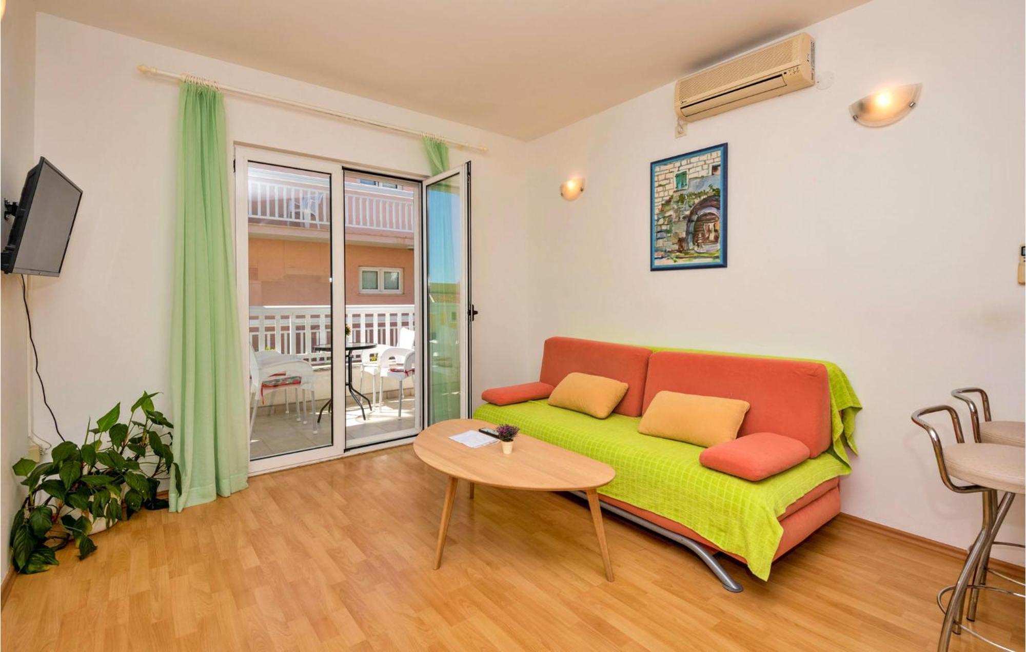 Lovely Apartment In Makarska With Kitchen ภายนอก รูปภาพ