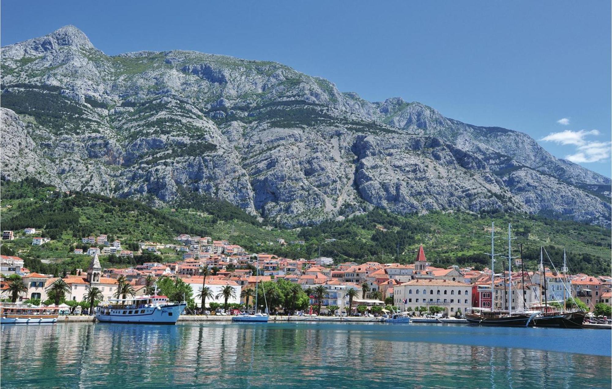 Lovely Apartment In Makarska With Kitchen ภายนอก รูปภาพ